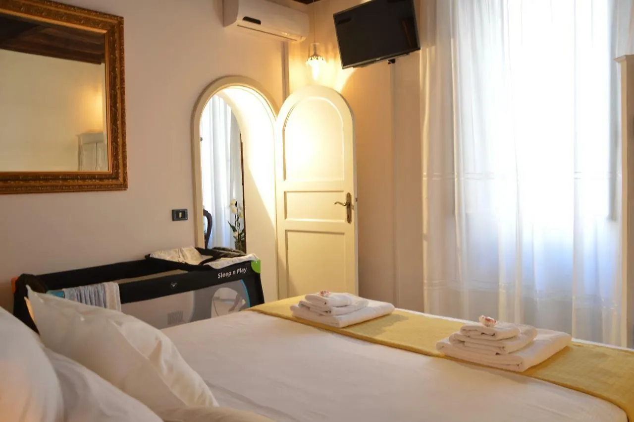 Historic Center - Elegant Apartment With Charming Antiques - Raffaello Inn Rome