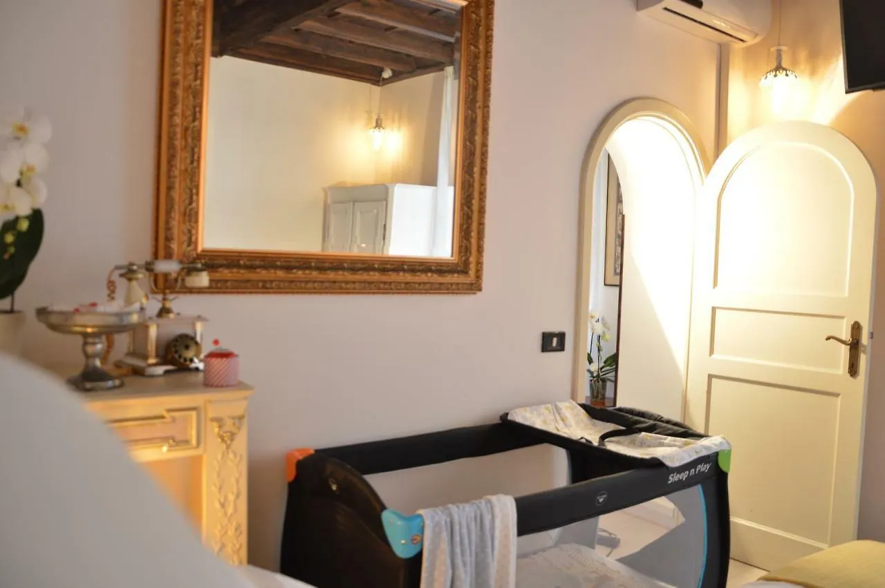 Historic Center - Elegant Apartment With Charming Antiques - Raffaello Inn Rome