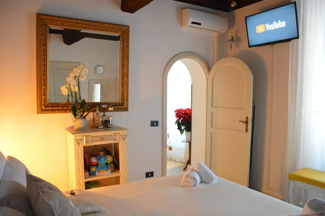 Historic Center - Elegant Apartment With Charming Antiques - Raffaello Inn Rome Italy