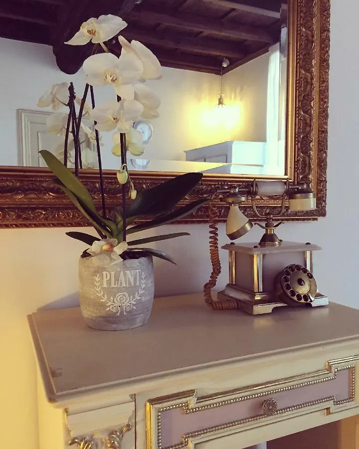 Historic Center - Elegant Apartment With Charming Antiques - Raffaello Inn Rome Italy